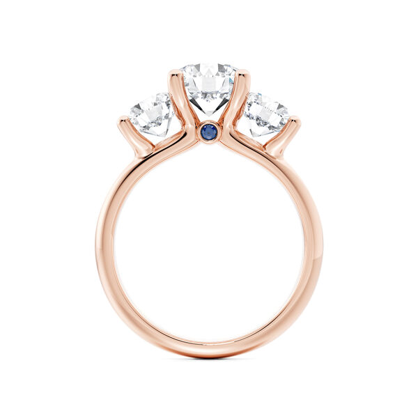 Bague de fian&ccedil;ailles en or rose &agrave; trois diamants ronds avec accent saphir