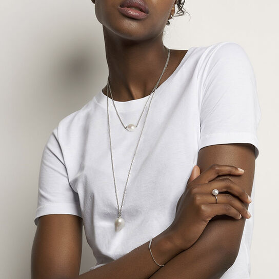 Birks Pearls bague en argent ornée d'une perle d'eau douce baroque sur mannequin image number 1