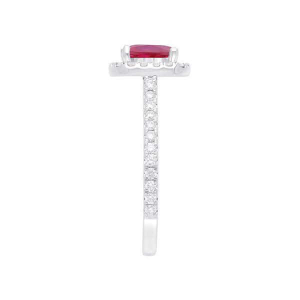 Bague en or blanc avec rubie à coupe coussin et halo de diamants