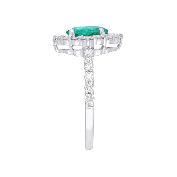 Bague avec émeraude ovale et halo de diamants