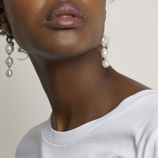 Birks Pearls Boucles d'oreilles pendeloques en argent ornées d'une perle d'eau douce baroque sur mannequin image number 2