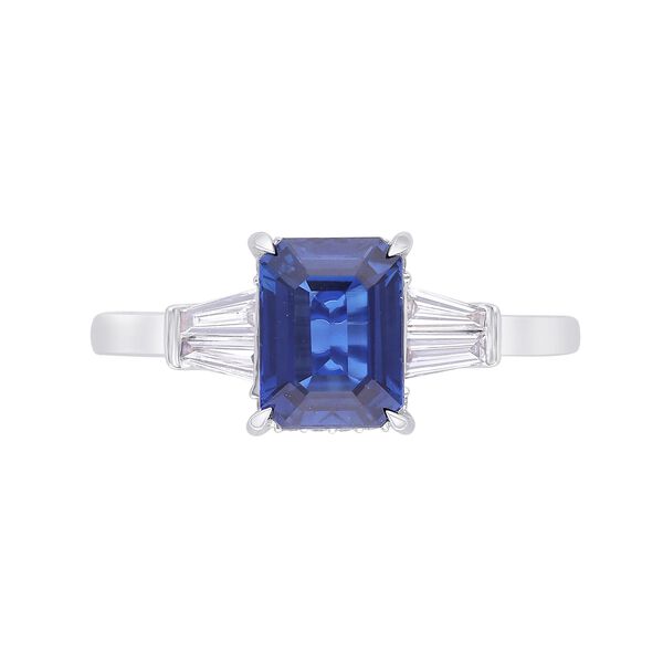 Bague avec saphir et diamants baguettes latéraux