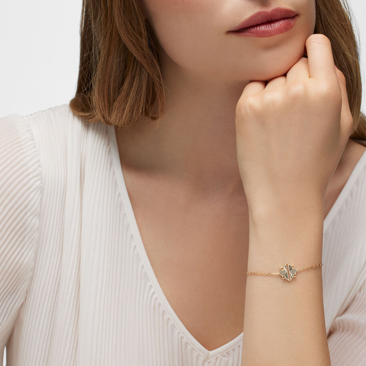 Birks Muse bracelet en or jaune guilloché sur mannequin image number 1