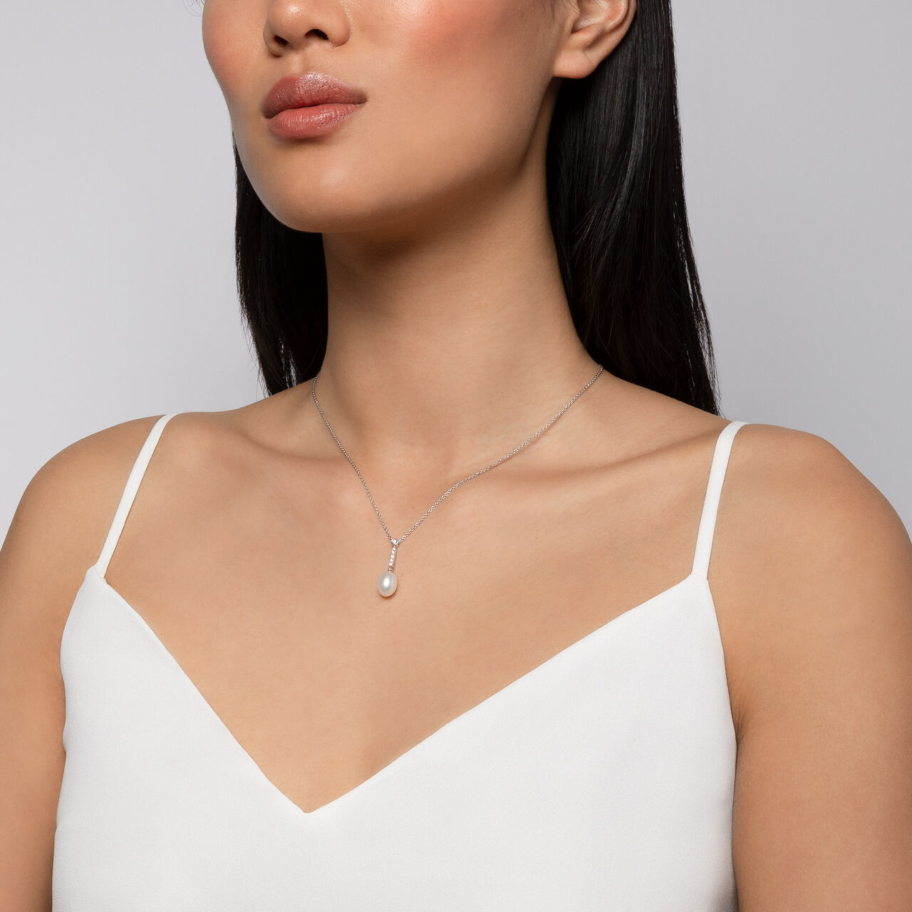 bijoux birks splash freshwater pearl and diamond drop necklace on model image number 1