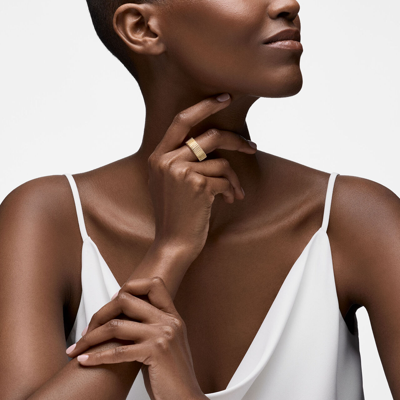 On-model view of Birks Essentials yellow gold pleated ring worn on the finger image number 1