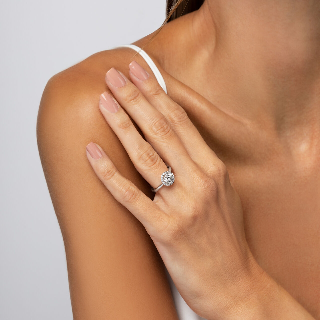 Round Diamond Engagement Ring With Single Halo image number 3