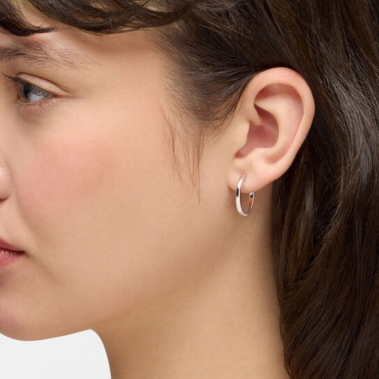 Birks Essentiels boucles d&rsquo;oreilles huggies fines en argent sterling 18 mm sur mannequin image number 1