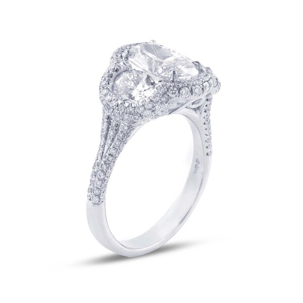 Bague de fiançailles avec diamant coupe ovale et halo simple