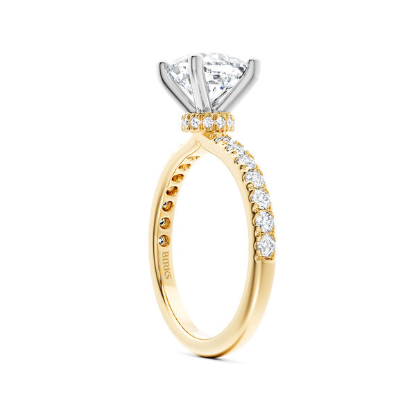 Bague de fian&ccedil;ailles en or jaune  avec solitaire taille coussin et pav&eacute; de diamants, avec halo cach&eacute; en pav&eacute;