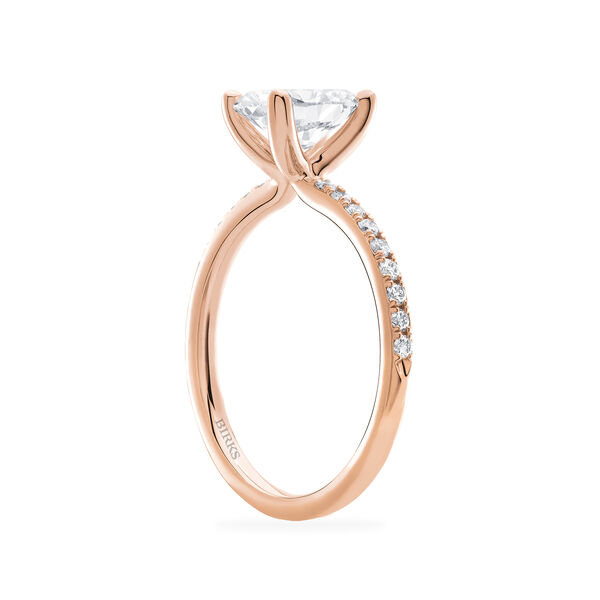 Bague de fiançailles à diamants taille ovale avec bracelet en or rose et pavé