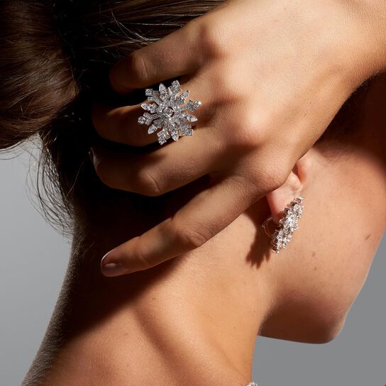 Birks Haute Joallerie Bague à tige fendue en diamants sur mannequin image number 1