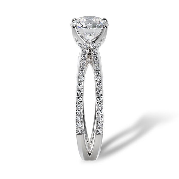 Bague de fiançailles à diamant solitaire rond avec tige divisée