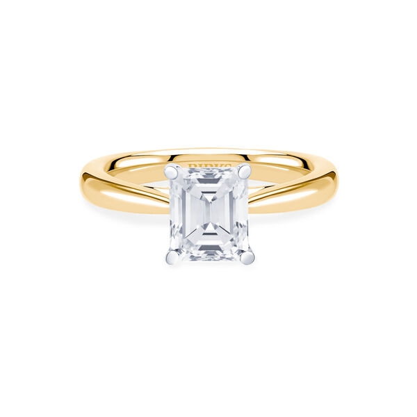 Bague de fiançailles à diamant solitaire coupe émeraude en or jaune