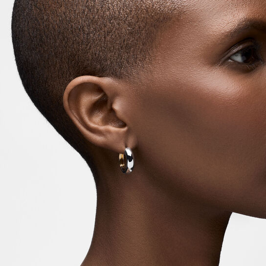 On-model view of Birks Essentials yellow gold textured necklace worn on the neck image number 1