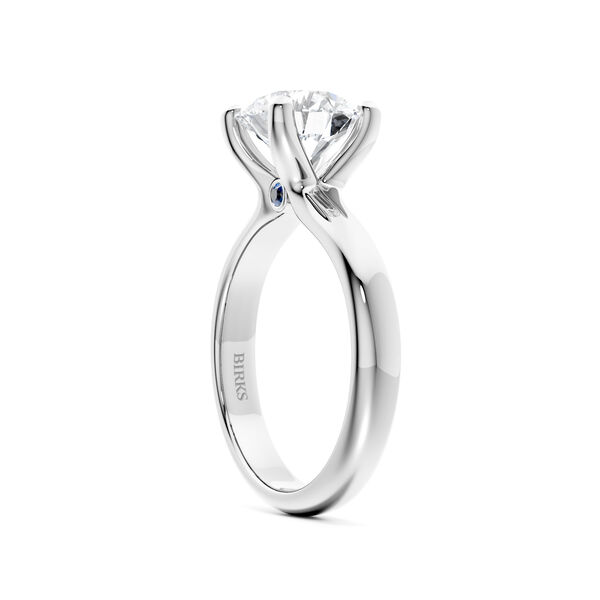 Bague de fian&ccedil;ailles solitaire diamant rond en or blanc avec accent saphir