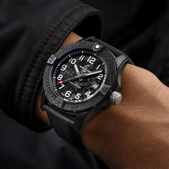 Breitling Avenger Night Mission B01 42 mm automatique en titane et ceramique image number 1
