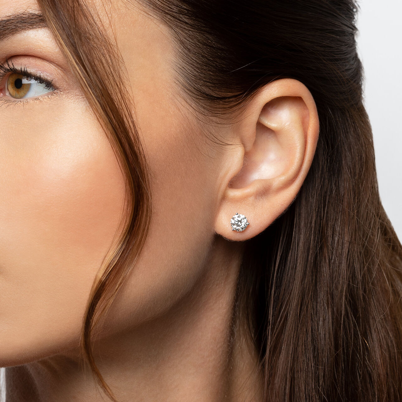 Bijoux Birks 3-Prong Diamond Earrings on model image number 3