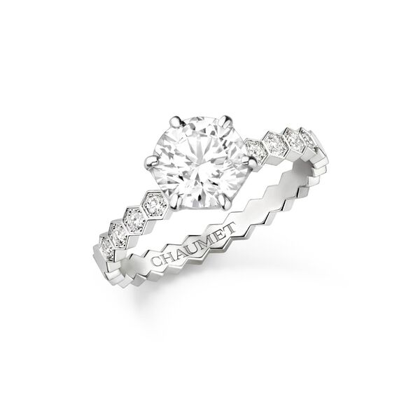 Solitaire Bee de Chaumet en or blanc semi-pavé de diamants à partir de 1 carat
