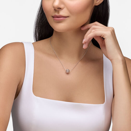 Birks Dare to Dream Collier &agrave; boule en maille en argent sur mannequin image number 1