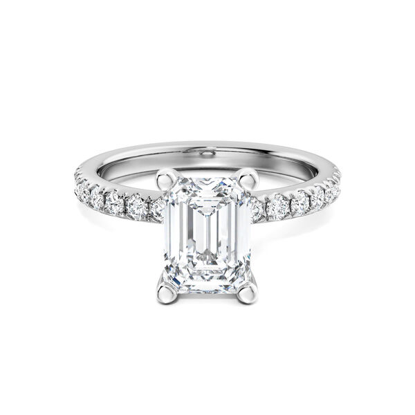 Bague de fian&ccedil;ailles en platine avec solitaire &eacute;meraude et pav&eacute; de diamants, avec halo cach&eacute; en pav&eacute;