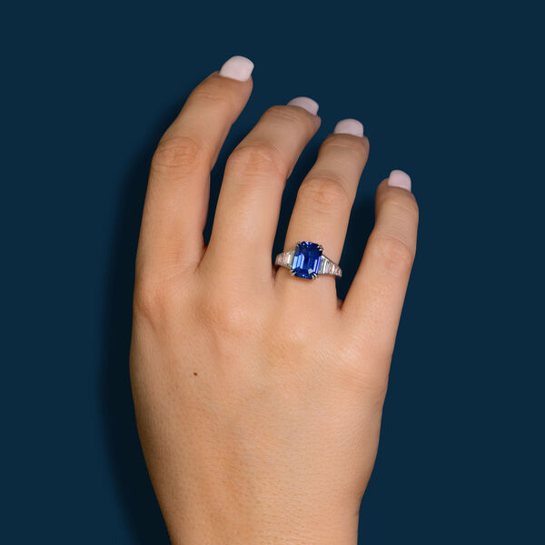 Bague avec saphir coupe émeraude avec diamants