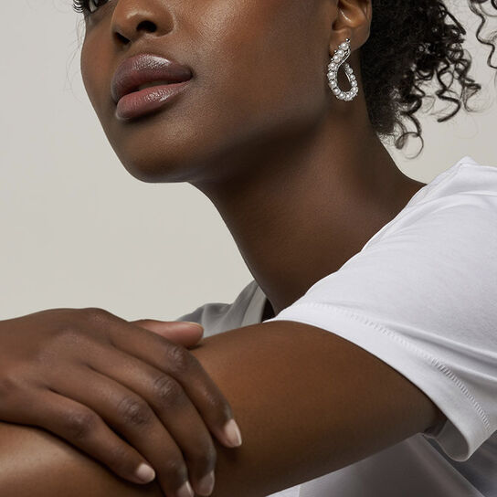 Birks Pearls Boucles d'oreilles larmes en argent ornées d'une perle d'eau douce baroque sur mannequin image number 1