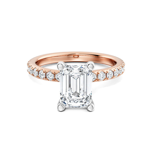 Bague de fian&ccedil;ailles en or rose avec solitaire &eacute;meraude et pav&eacute; de diamants, avec halo cach&eacute; en pav&eacute;