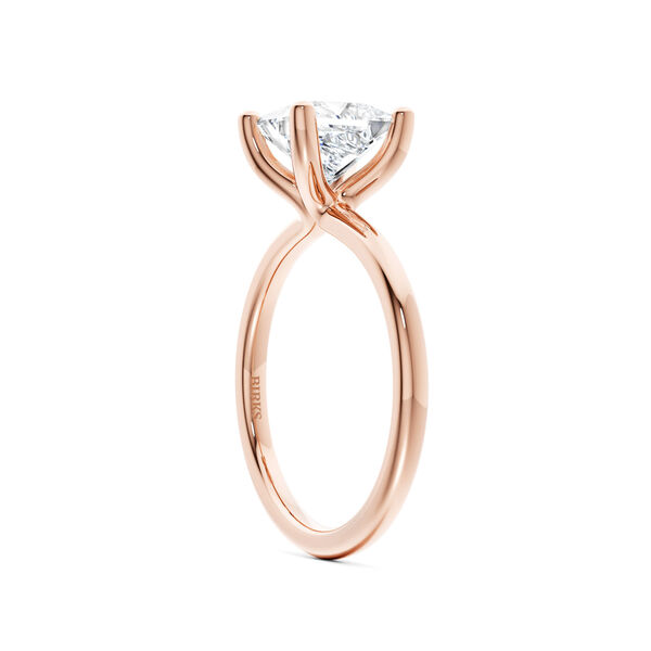 Bague de fian&ccedil;ailles en or rose avec diamant solitaire taille princesse
