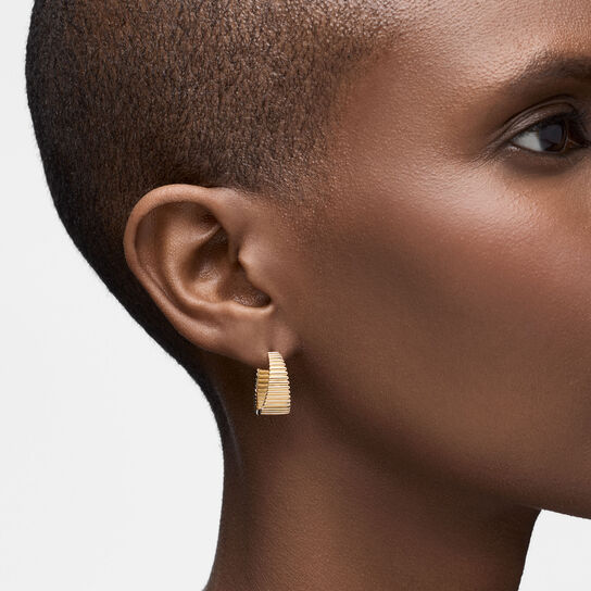 On-model view of Birks Essentials yellow gold pleated tapered hoops worn on the ear image number 1