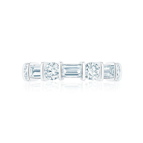 Alliance en platine sertie de 1.77 ct de diamants et de baguettes fuselées