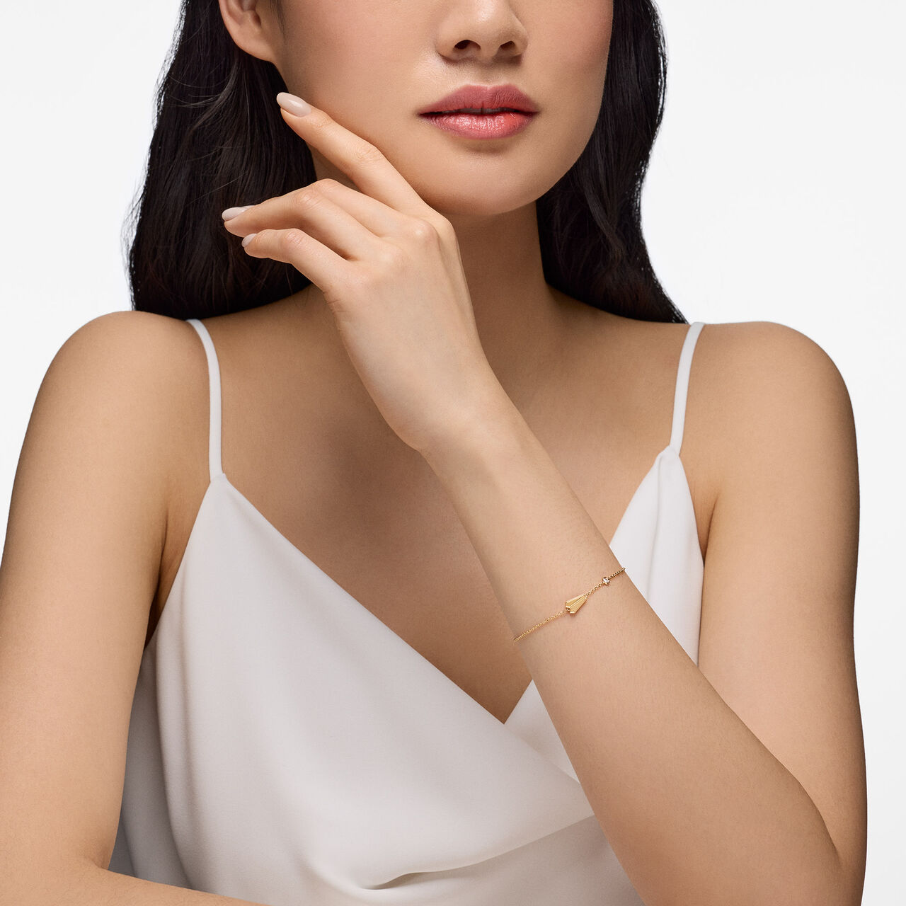 Birks Beekeeper bracelet en or jaune sur mannequin image number 1