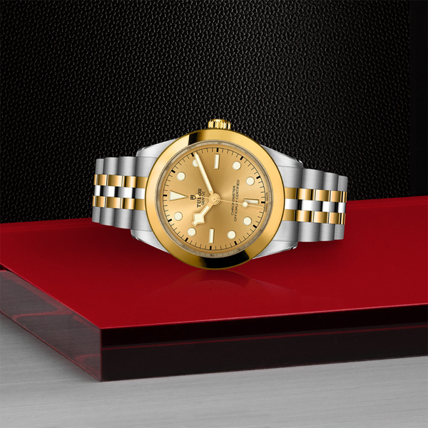Black Bay One 39 mm automatique en or jaune et acier inoxydable