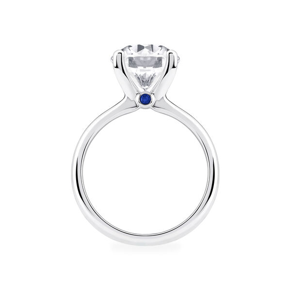 Bague de fiançailles solitaire diamant rond en platine avec accent saphir