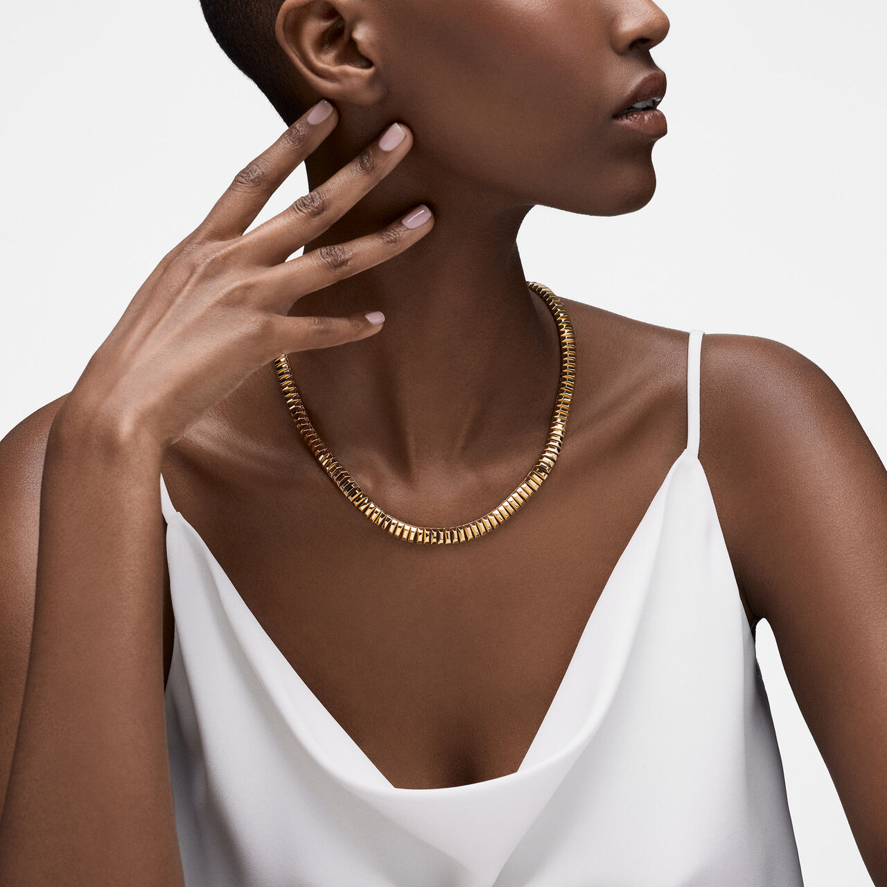 On-model view of Birks Essentials yellow gold textured necklace worn on the neck image number 1