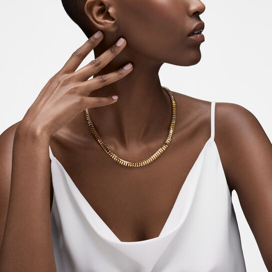 On-model view of Birks Essentials yellow gold textured necklace worn on the neck image number 1