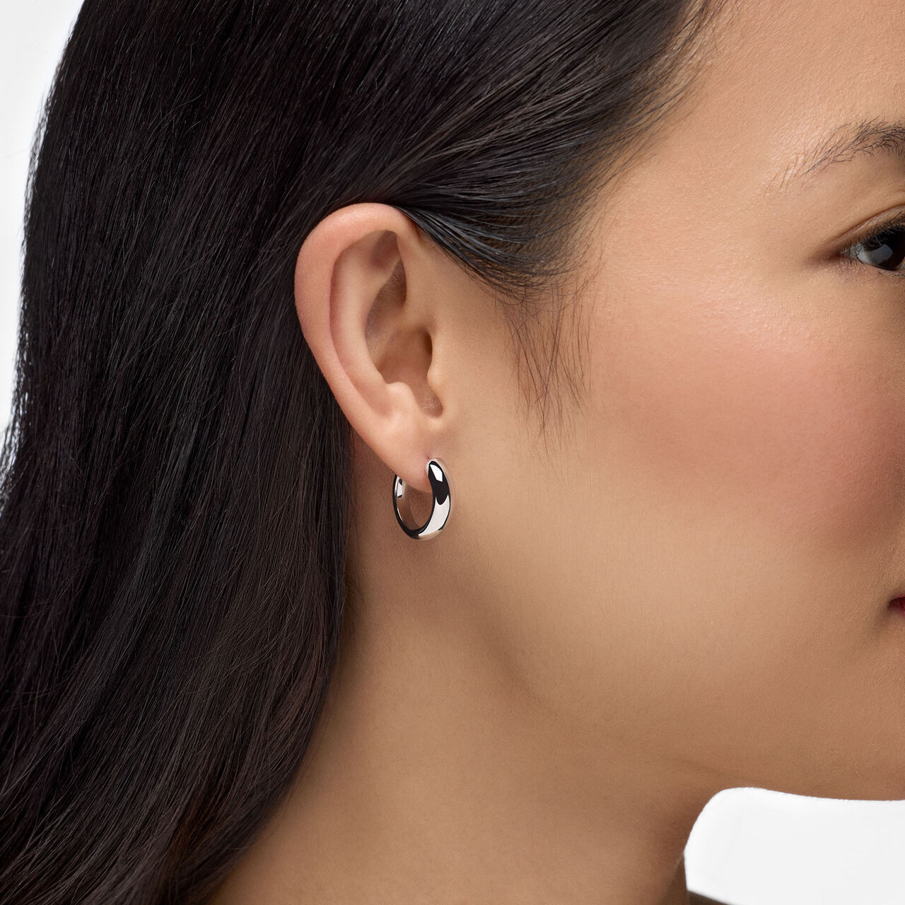 Birks Essentials Boucles d'oreilles huggie en argent, 18MM image number 1