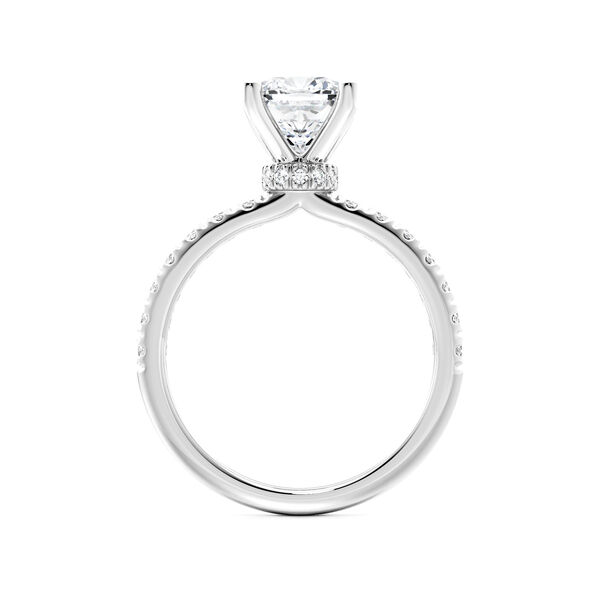 Bague de fian&ccedil;ailles en or blanc avec solitaire taille coussin et pav&eacute; de diamants, avec halo cach&eacute; en pav&eacute;