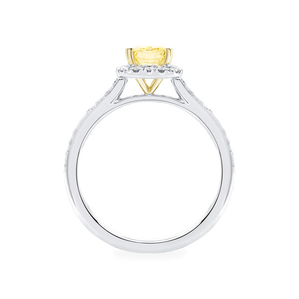 Bague de fiançailles avec diamant jaune de coupe émeraude à halo et anneau pavé de diamants
