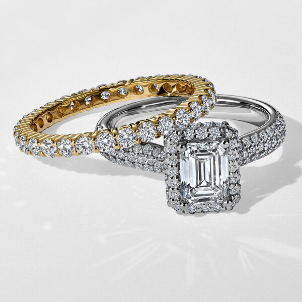 Bague de fiançailles à diamant solitaire coupe émeraude avec halo et anneau serti de diamant