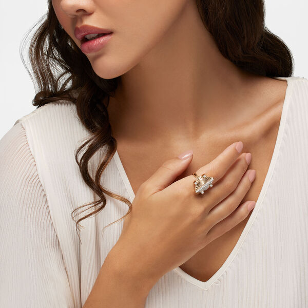 Exceptionnelle bague en or jaune guilloché et diamants