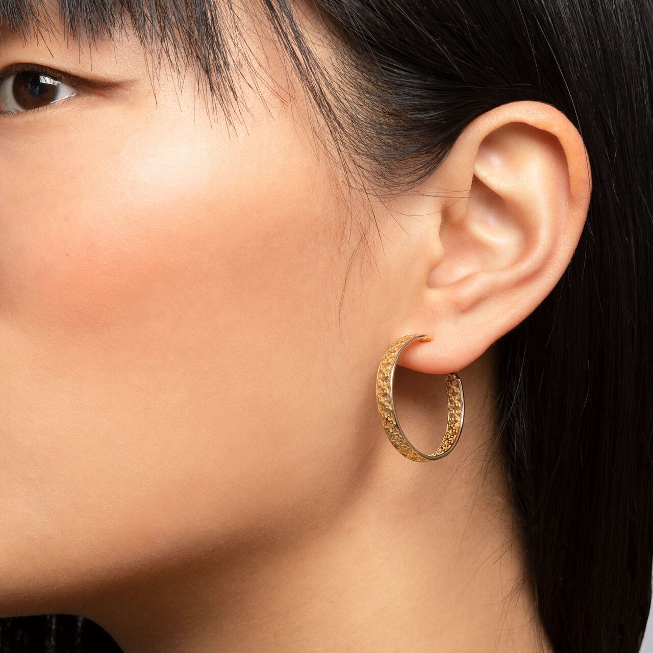 bijoux birks muse 30mm yellow gold pierced hoop earrings on model image number 1