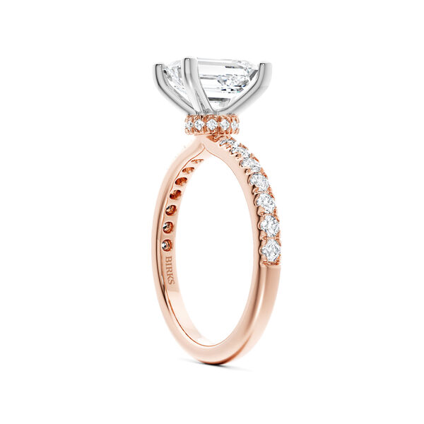 Bague de fian&ccedil;ailles en or rose avec solitaire &eacute;meraude et pav&eacute; de diamants, avec halo cach&eacute; en pav&eacute;