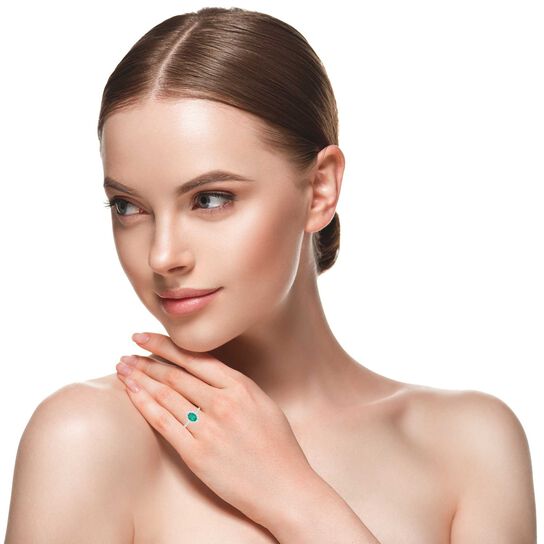 maison birks salon oval emerald diamond halo sg12185r 8x6 em on model image number 4