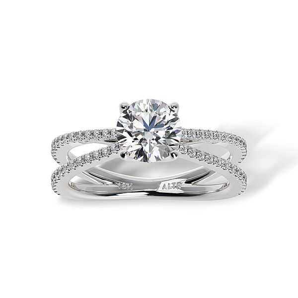 Bague de fiançailles à diamant solitaire rond avec tige divisée
