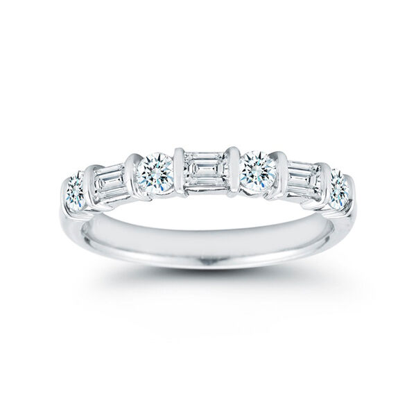 Alliance en platine sertie de 0.77 ct de diamants et de baguettes fuselées