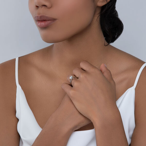 Bague de fiançailles à diamant solitaire rond