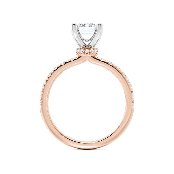 Bague de fian&ccedil;ailles en or rose avec solitaire &eacute;meraude et pav&eacute; de diamants, avec halo cach&eacute; en pav&eacute;