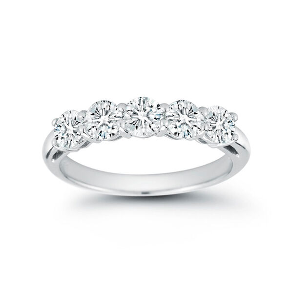 Alliance en platine ornée de 1.30 ct de diamants