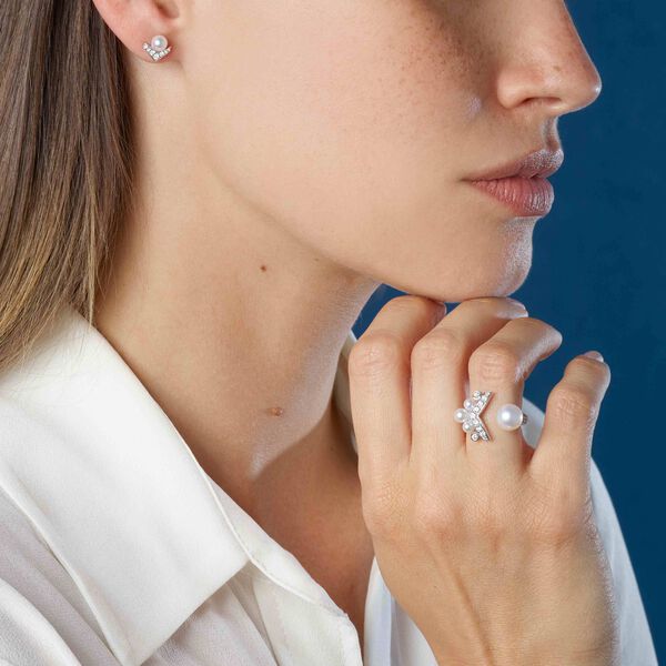Boucles d'oreilles clous Josephine Aigrette en or blanc avec perles et pavé de diamants