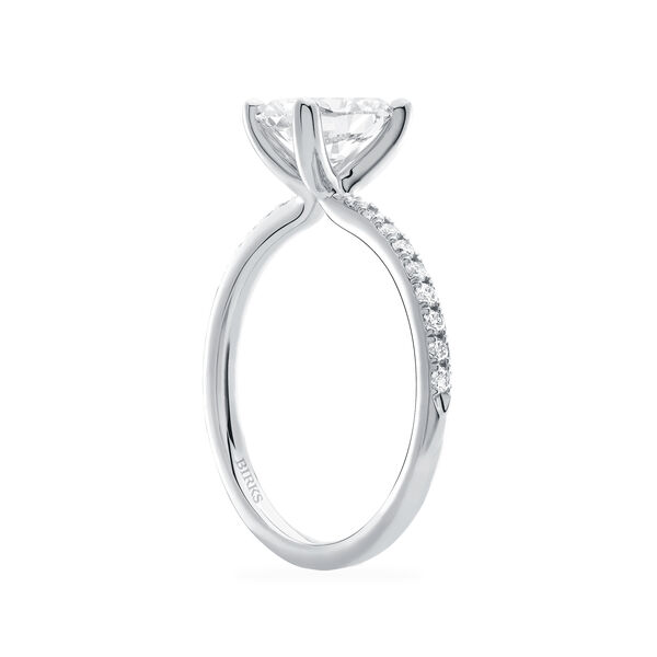 Bague de fiançailles à diamants taille ovale avec bracelet en or blanc et pavé